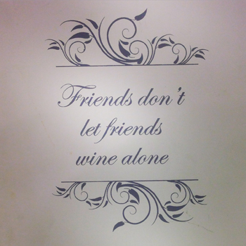 Texten: "Friends don't let friends wine alone"