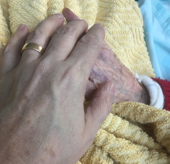Min hand håller mammas.