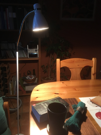 Läslampa vid köksbordet Läslampa vid köksbordet