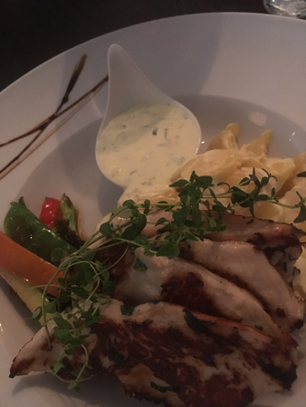 Timjanstekt kycklingfilé med örtsås, grönsaker och potatisgratäng