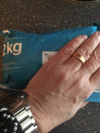 Ett mjukt och bulligt blått paket med min hand på