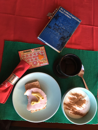 Frukost med macka och yoghurt, bok och Dubbeltrisslott