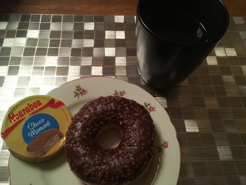 Kaffe, chokladmunk och kaka