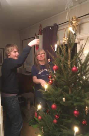 Elias och Anna klär granen.