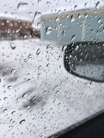 Regn på bilfönstret