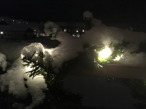 Snö på ljusslingan på balkongen