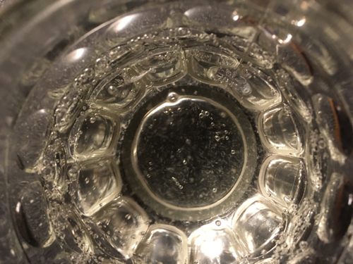 Kolsyrat vatten i ett glas