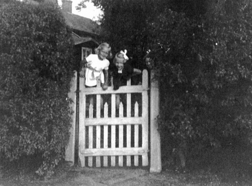 Mamma i vitt till vänster och mammakusinen B i gigantisk rosett till höger