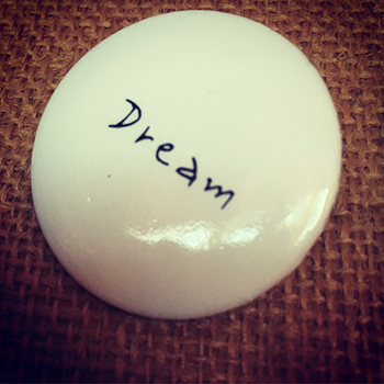 En knapp med texten Dream