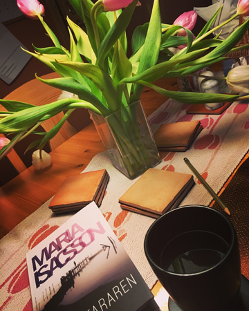 Boken Ensamfararen, tulpaner och kaffe