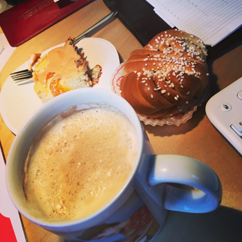 Cappuccino, bulle och cheesecake