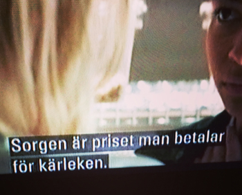 Skärmklipp ur Valkyrien med textremsa: "Sorgen är priset man betalar för kärleken"