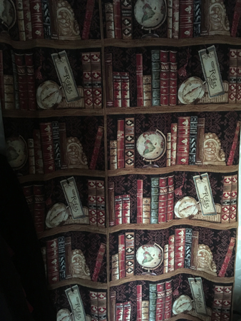 Draperi med böcker på