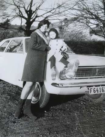 Mamma och jag och vår vita Ford Cortina