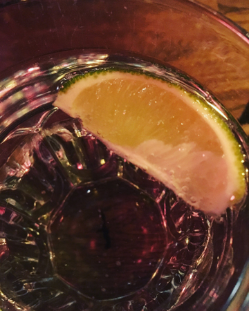 Vatten med limeklyfta