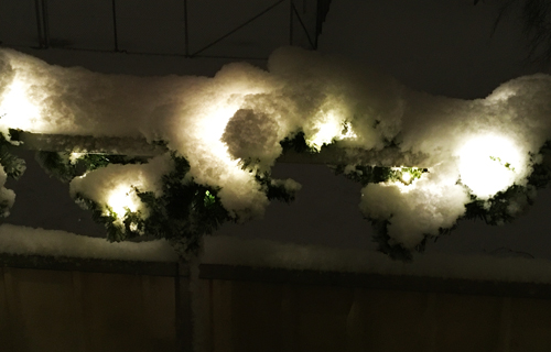 Snö på balkongbelysningen