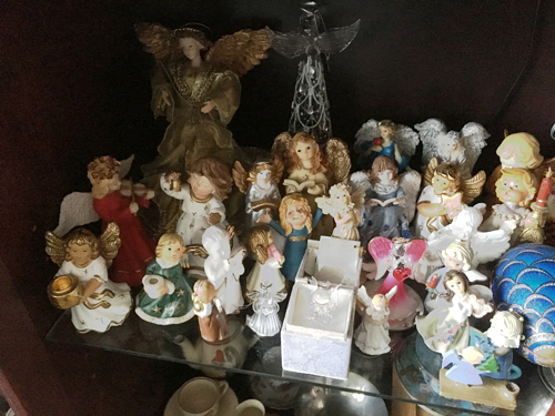 Änglar i vitrinskåp