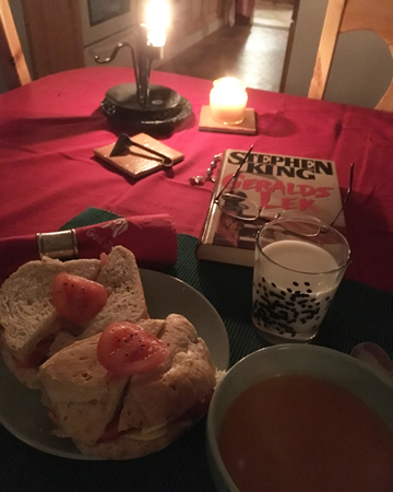 Tomatsoppa, ostmackor med tomat, mjölk, bok och tända ljus