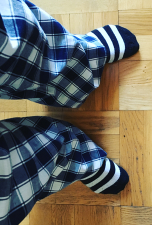 Rutiga pyjamasbyxor och randiga strumpor