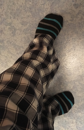 Rutiga pyjamasbyxor och randiga strumpor