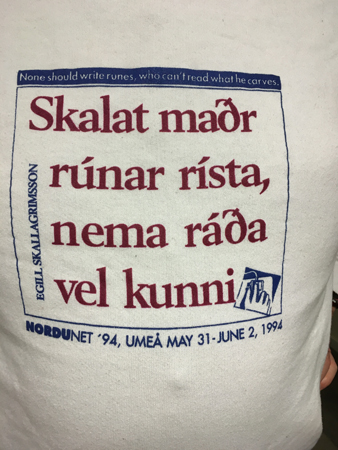 Tischa med tänkvärt citat på runsvenska