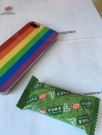 Kommunikationsplan, mobil med regnbågsskal och en KitKat green tea Kommunikationsplan, mobil med regnbågsskal och en KitKat green tea