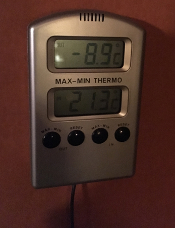Termometer som visar minus 8,9 grader utomhustemperatur. Termometer som visar minus 8,9 grader utomhustemperatur.