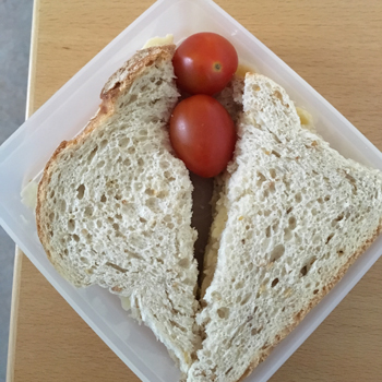 Smörgås med små plommontomater