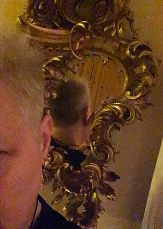 Nyklippt nacke i spegel