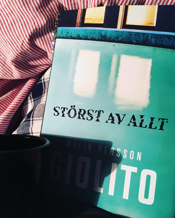 Kaffe och boken Störst av allt på sängen