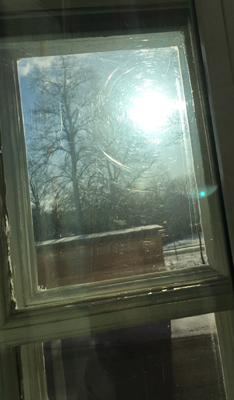 Februarisol genom fönster på jobbet Februarisol genom fönster på jobbet