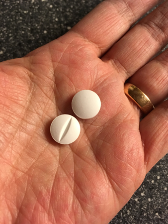 Två tabletter i handlflata