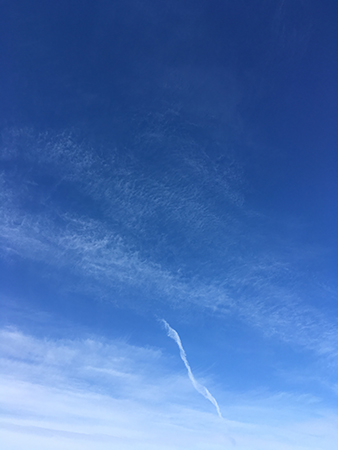 Blå himmel med svagt vitt