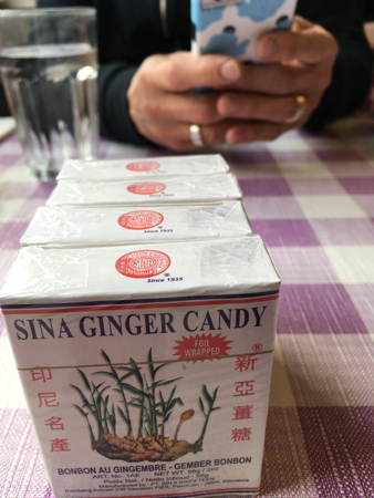  Ingefärskarameller och Zetas händer och mobil