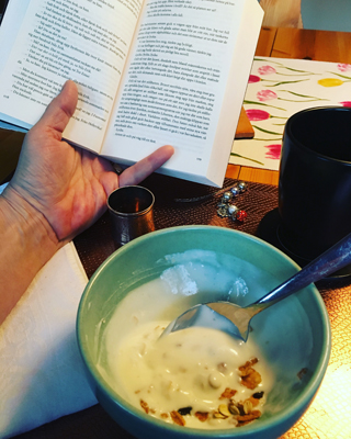  Läsning vid frukosten