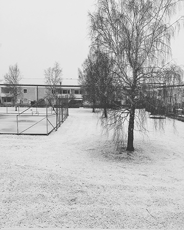 Snö på baksidan av huset svartvit bild Snö på baksidan av husetsvartvit bild
