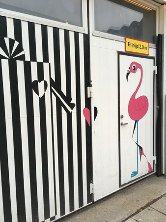 Målad port med flamingo och en skylt med texten: "Fri höjd 2,0 m" Målad port med flamingo och en skylt med texten: "Fri höjd 2,0 m"