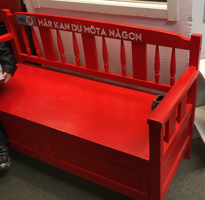 Bänk Här kan du möta någon Röda Korset
