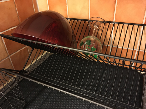 Röd skål och vinglas