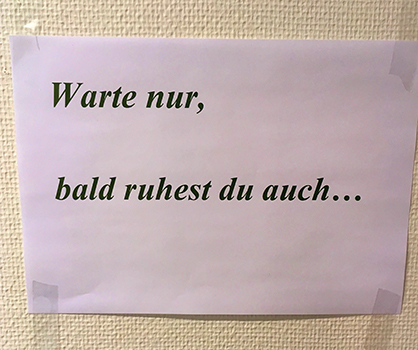 Texten Warte nur, bald ruhest du auch... på ettt vitt papper