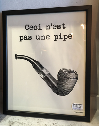 Tavla med pipa och fransk text: "Ceci n'et pas ene pipe"