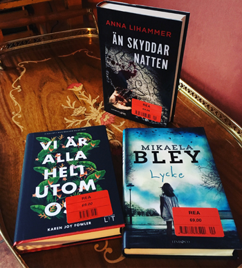 Böckerna Än skyddar natten, Vi är alla helt utom oss och Lycke Tre bokreabökcer