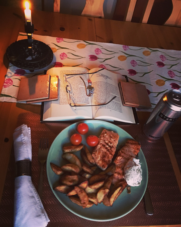  Laxmiddag med tänt ljus och bok