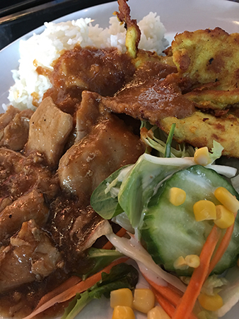 Kyckling med jordnötssås och het vitlökssås