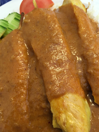 Kycklingspett i jordnötssås