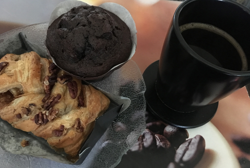 Pecanwienerbröd muffins och kaffe