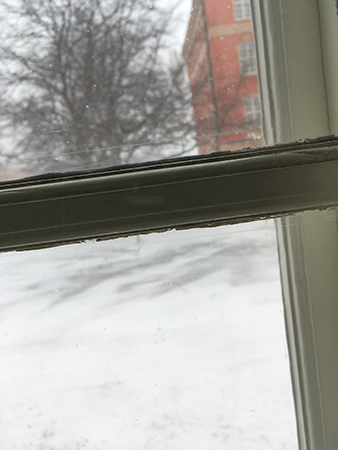 Snö utanför jobbfönstret