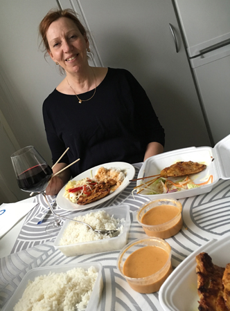 Mia vid middagsbordet