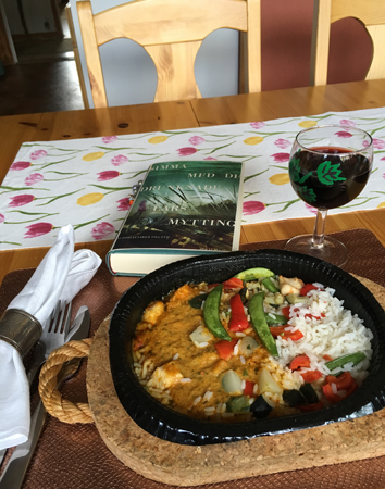 Findusrätt med bok och ett glas rött Findusrätt med bok och ett glas rött