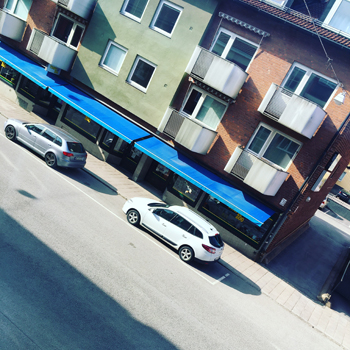 Utsikt från Mias köksfönster ner på Bispmotalagatan